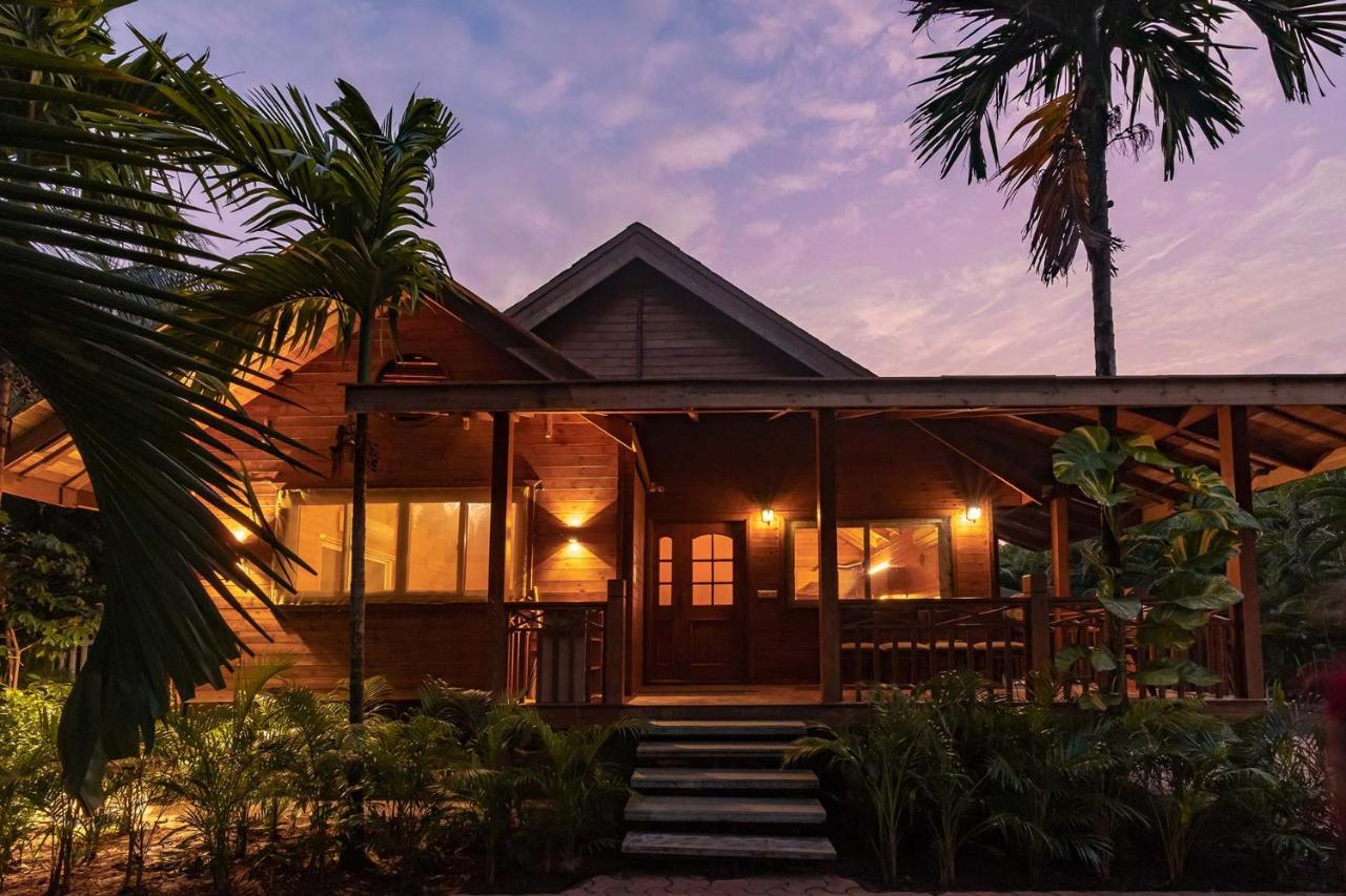 Nature'S Abode - The Wooden Villa At Morjim By Stayvista المظهر الخارجي الصورة